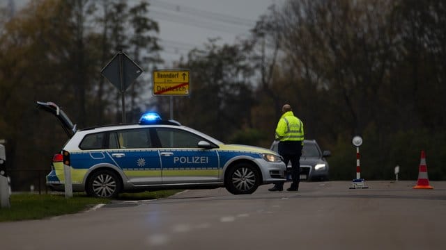 Ein Polizist riegelt die Zufahrt zu einer Wohnsiedlung ab: Hier kam es am Mittwoch zu einer Gewalttat. Ein Polizist riegelt die Zufahrt zu einer Wohnsiedlung ab: Hier kam es am Mittwoch zu einer Gewalttat.
