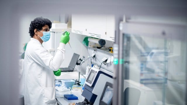 Ein Mitarbeiter des Biotechnologie-Unternehmens Biontech arbeitet in einem Labor in Mainz.