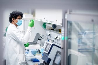 Ein Mitarbeiter des Biotechnologie-Unternehmens Biontech arbeitet in einem Labor in Mainz.