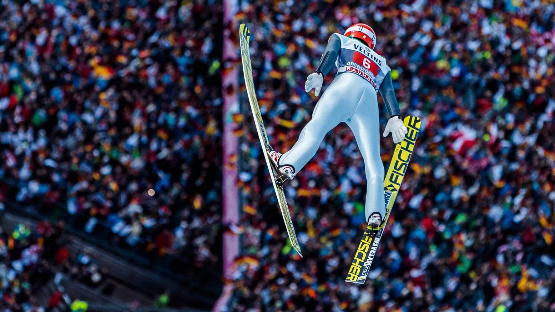 Oberstdorf: Markus Eisenbichler 2016 im Sprung, die Fans jubelten ihm zu.