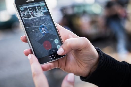 "Pokémon Go": Das Spiel bezieht seinen Reiz aus der erweiterten Realität, bei der die reale Umgebung mit Hilfe der Smartphone-Kamera einbezogen wird.