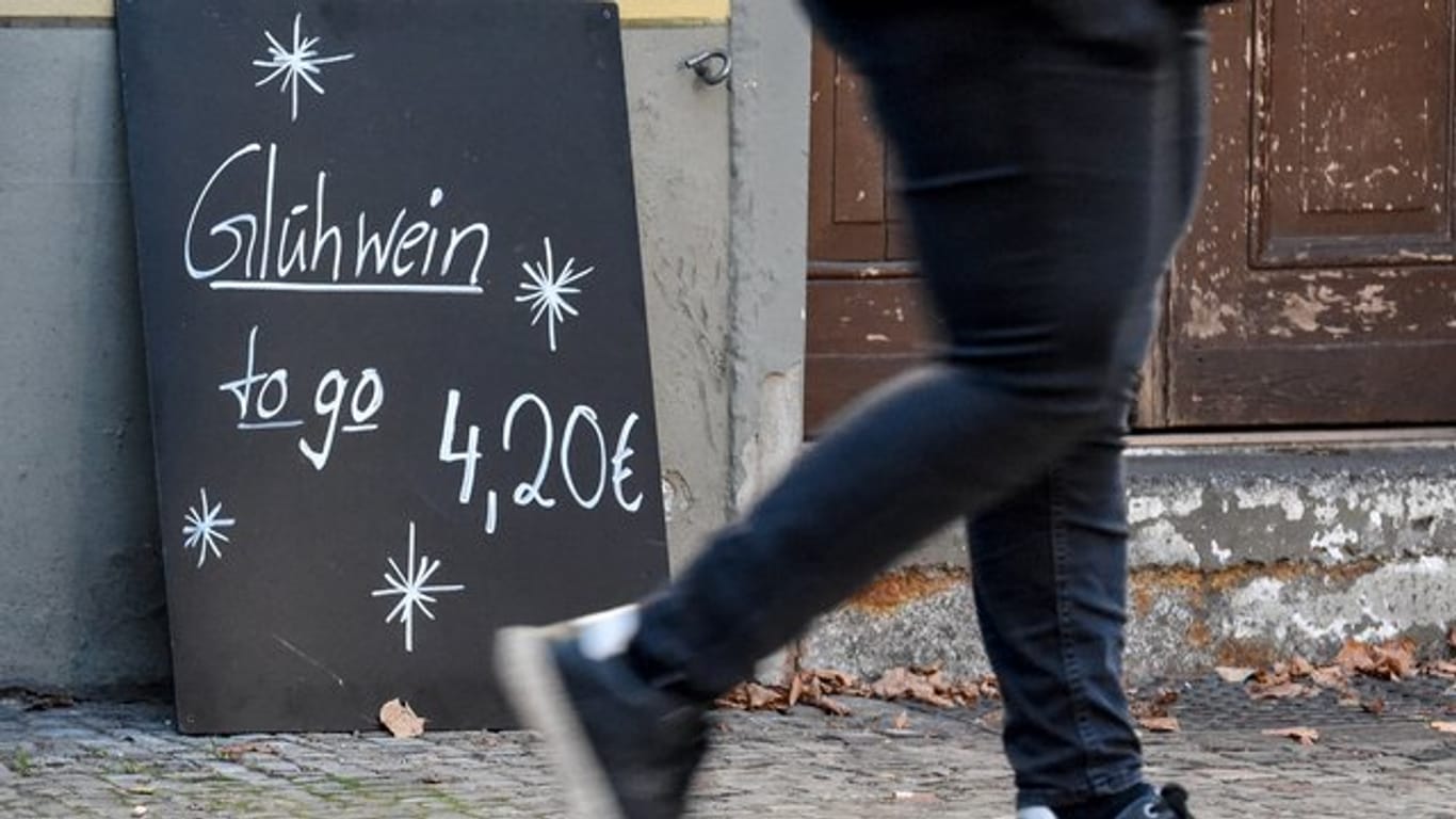Ein Schild mit der Aufschrift "Glühwein to go 4,20 Euro" (Archivbild): Da wegen der Corona-Pandemie vielerorts keine Weihnachtsmärkte stattfinden, bieten Gastronomen Glühwein zum Mitnehmen an.