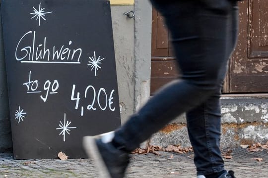 Ein Schild mit der Aufschrift "Glühwein to go 4,20 Euro" (Archivbild): Da wegen der Corona-Pandemie vielerorts keine Weihnachtsmärkte stattfinden, bieten Gastronomen Glühwein zum Mitnehmen an.