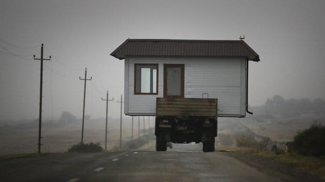 Eine Familie befördert ihr kleines Haus auf einem Lastwagen, als sie ihr Heimatdorf in der Region Berg-Karabach verlassen. Eine Familie befördert ihr kleines Haus auf einem Lastwagen, als sie ihr Heimatdorf in der Region Berg-Karabach verlassen.