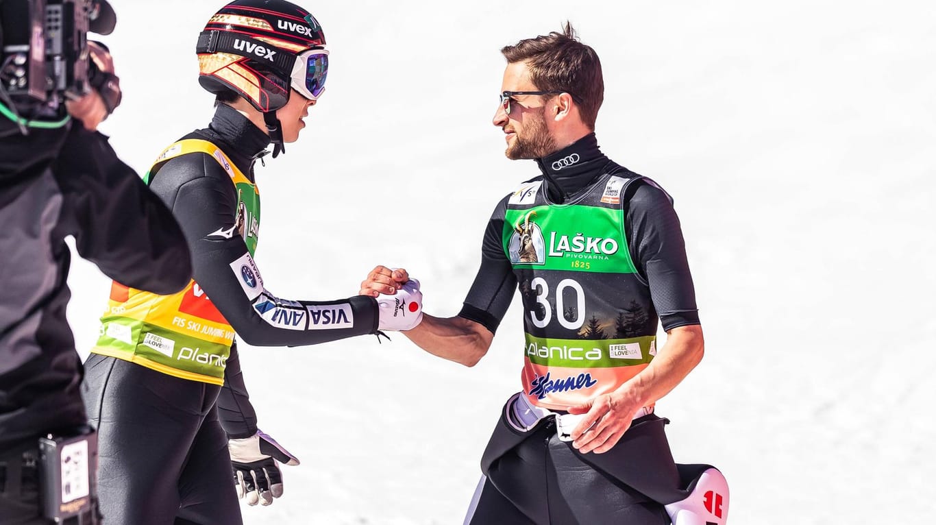 Siegerehrung 2019 in Slowenien: Japans Ryoyu Kobayashi und Markus Eisenbichler (r.) beim Handschlag.