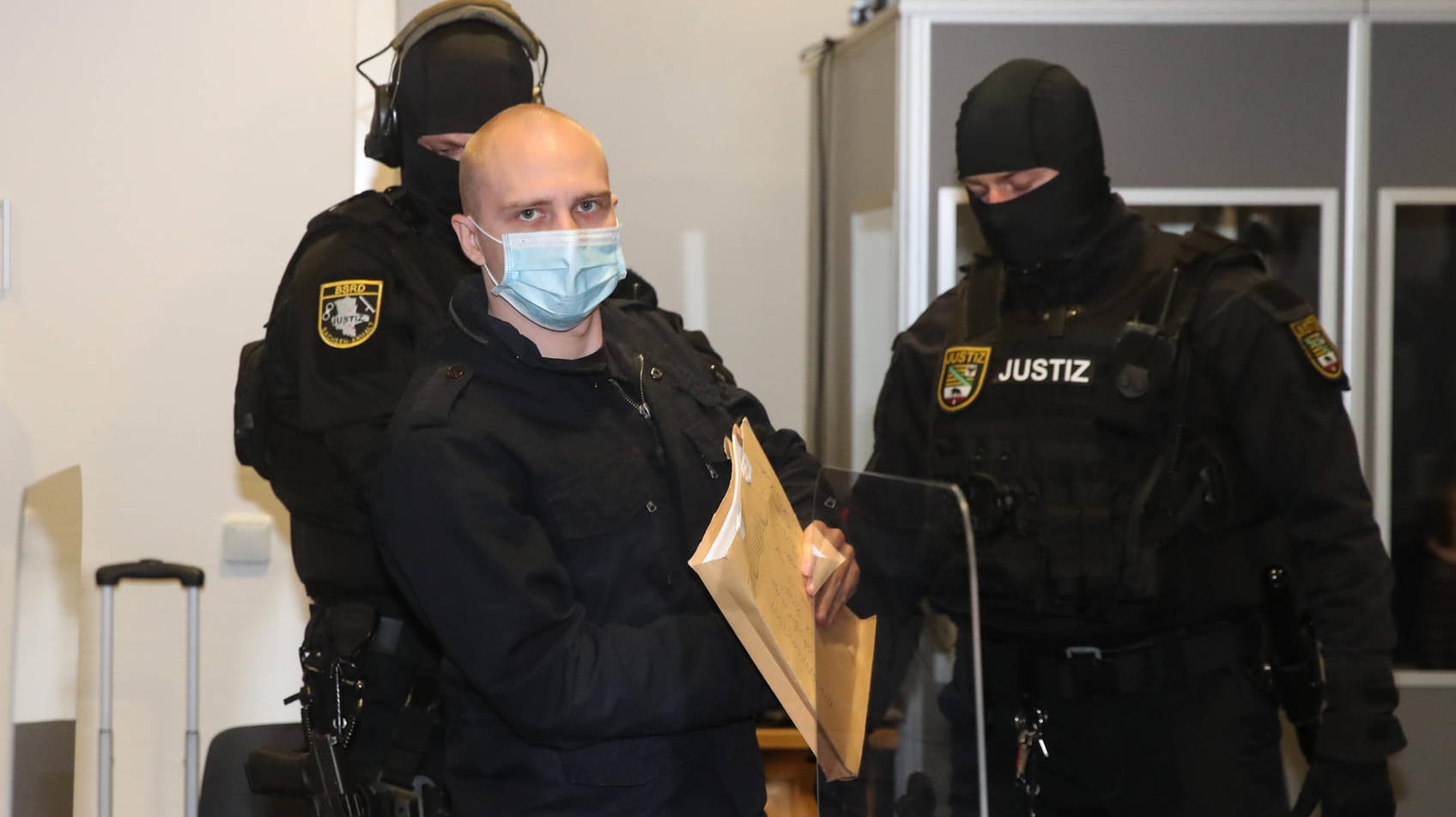 Stephan Balliet: Die Bundesanwaltschaft fordert die Höchststrafe für den Attentäter von Halle. Stephan Balliet: Die Bundesanwaltschaft fordert die Höchststrafe für den Attentäter von Halle.