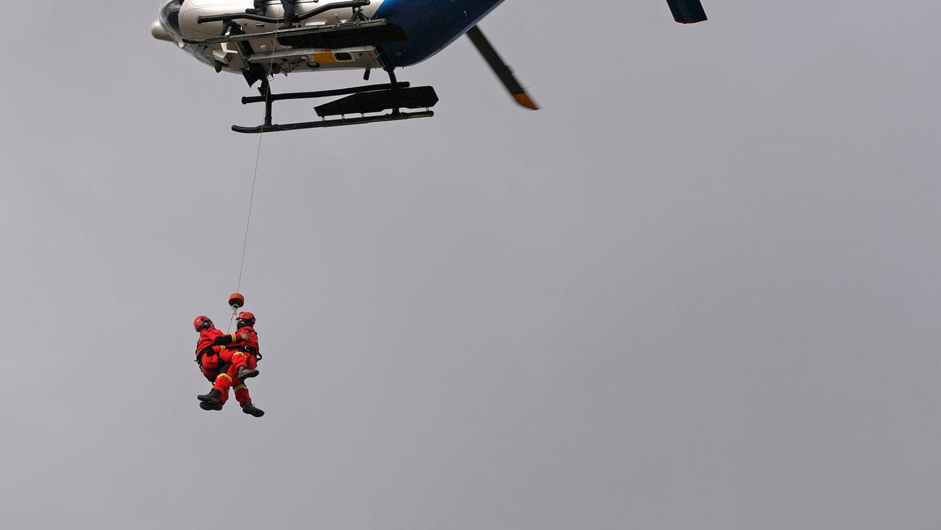 Aus einem Rettungshubschrauber werden Einsatzkräfte abgeseilt (Symbolbild): Auch bei dem Einsatz auf dem Kran wurde ein Hubschrauber angefordert.