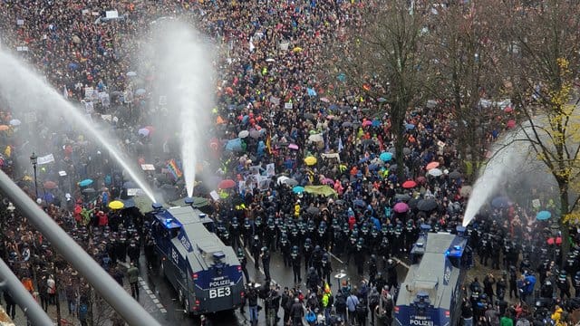 Die Demonstranten wichen trotz des Einsatzes der Wasserwerfer nur sehr langsam zurück. Die Demonstranten wichen trotz des Einsatzes der Wasserwerfer nur sehr langsam zurück.