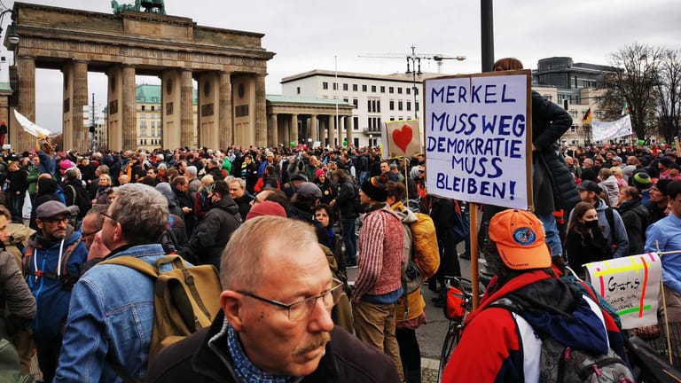 Tausende Menschen am Brandenburger Tor: Auch "Merkel muss weg"-Schildern waren wieder zu sehen.