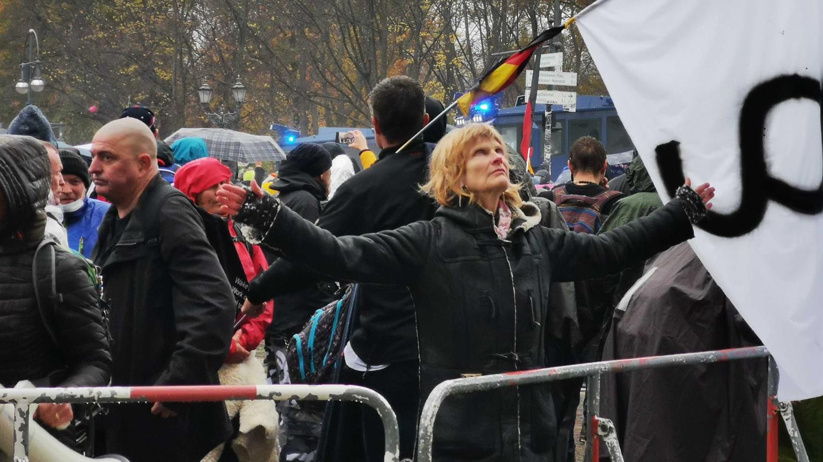 Demonstrantin in Berlin: Einige Teilnehmer der Versammlung erhoben die Arme oder Hände, um zu zeigen, dass sie friedlich sind.