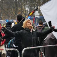 Demonstrantin in Berlin: Einige Teilnehmer der Versammlung erhoben die Arme oder Hände, um zu zeigen, dass sie friedlich sind.
