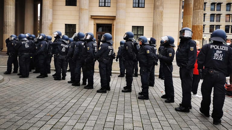 Polizisten stehen hinter dem Brandenburger Tor: Etwa 2.000 Beamte waren im Einsatz.