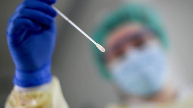 PCR-Tests sind sehr genau, können aber in sehr seltenen Fällen auch falsche Ergebnisse liefern. PCR-Tests sind sehr genau, können aber in sehr seltenen Fällen auch falsche Ergebnisse liefern.