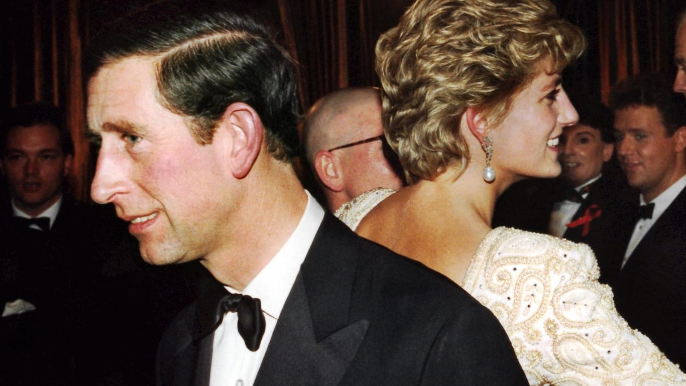 Prinz Charles und Diana wenden sich bei einem Theaterbesuch den Rücken zu: Aufnahme aus dem Jahr 1992.
