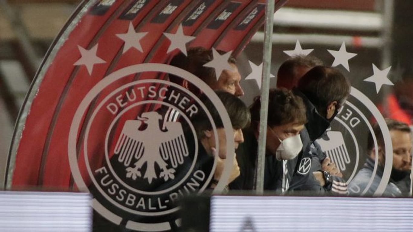 Hat bei Fans an Rückhalt verloren: Bundestrainer Löw (l) sitzt mit seiner Entourage beim Spiel gegen Spanien auf der Bank.