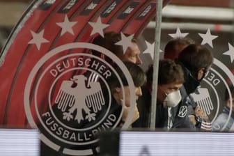 Hat bei Fans an Rückhalt verloren: Bundestrainer Löw (l) sitzt mit seiner Entourage beim Spiel gegen Spanien auf der Bank.