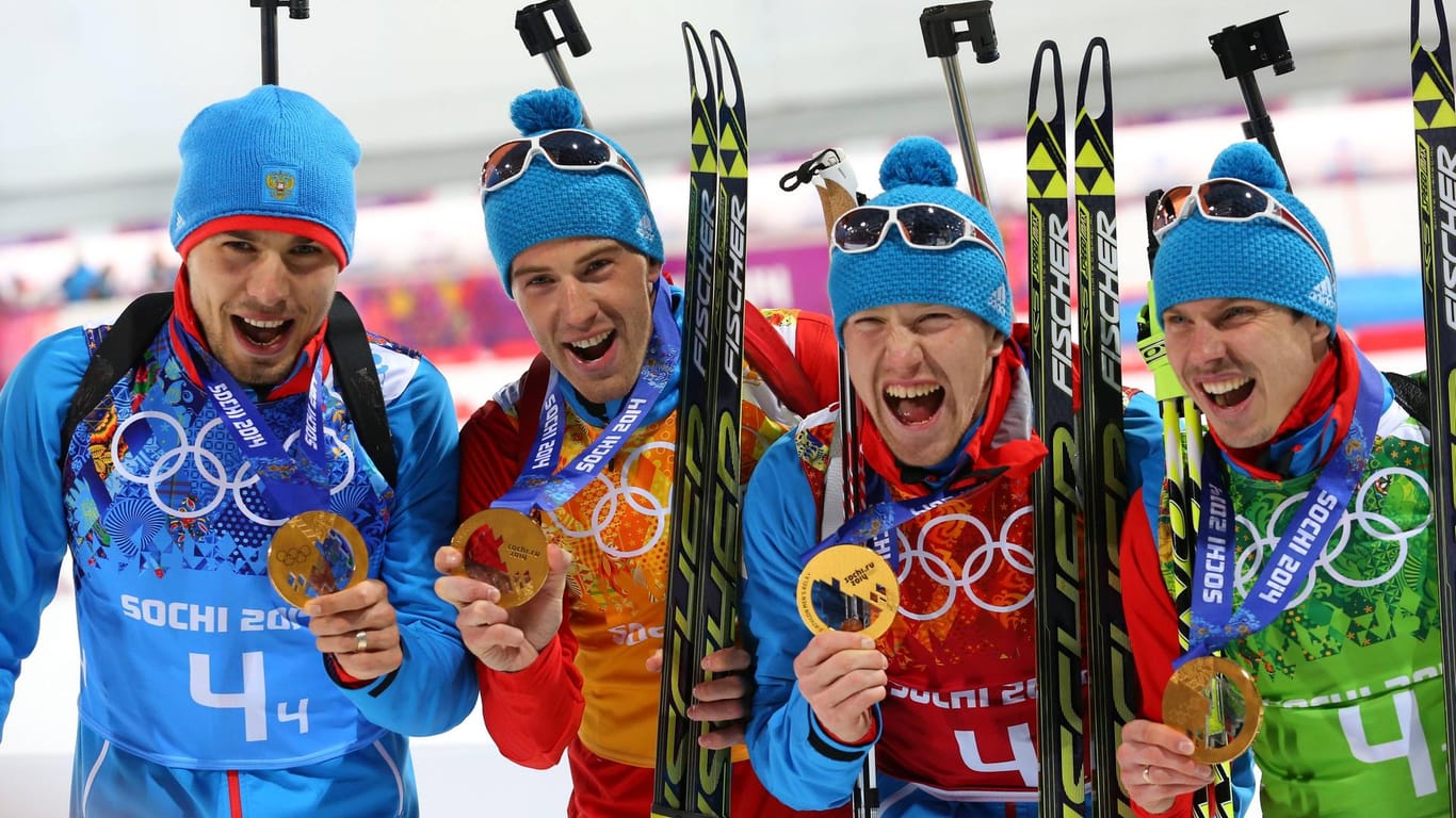 Jewgeni Ustjugow (2. v. r.) holte mit den russischen Biathleten 2014 Staffel-Olympiagold bei den Spielen im heimischen Sotschi. Doch diese Medaille soll dem Team aufgrund seines Dopingsvergehens nun abererkannt werden.