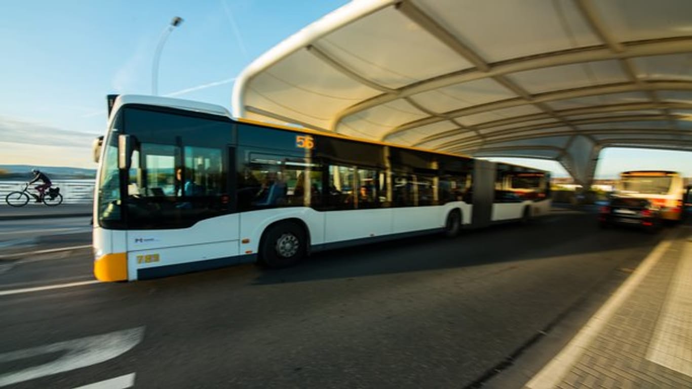 Ein Stadtbus verlässt die Haltestelle auf der Theodor-Heuss-Brücke in Mainz: Fahrer von Bussen und Straßenbahnen erhalten einen Corona-Bonus.