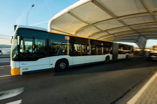 Ein Stadtbus verlässt die Haltestelle auf der Theodor-Heuss-Brücke in Mainz: Fahrer von Bussen und Straßenbahnen erhalten einen Corona-Bonus.