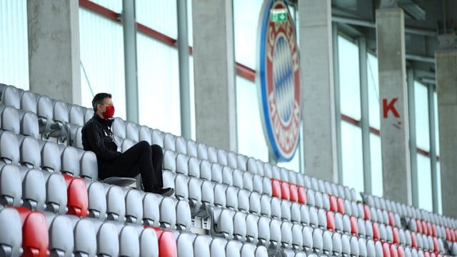 Wegen eines positiven Coronatests bei einer Spielerin aus Leverkusen wird nicht gegen Bayern im Stadion an der Grünwalder Straße gespielt. Wegen eines positiven Coronatests bei einer Spielerin aus Leverkusen wird nicht gegen Bayern im Stadion an der Grünwalder Straße gespielt.