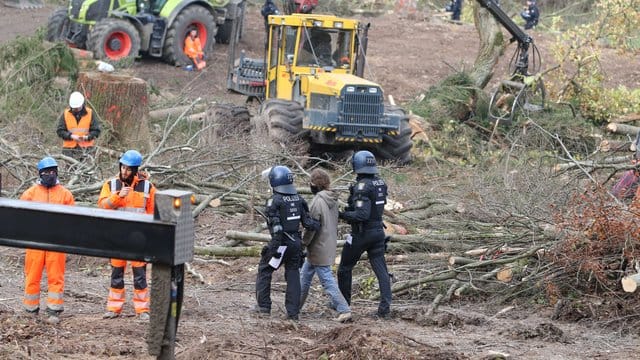 Polizeieinsatz am Dannenröder Forst: Aktivisten haben Beamte mit Pyrotechnik angegriffen. (Archivbild)