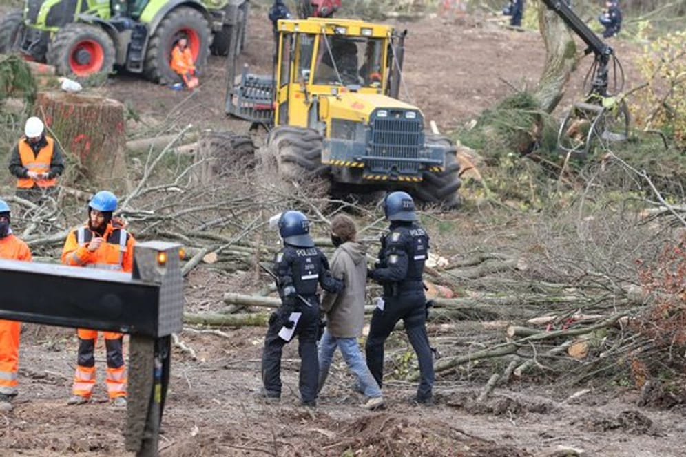 Polizeieinsatz am Dannenröder Forst: Aktivisten haben Beamte mit Pyrotechnik angegriffen. (Archivbild)