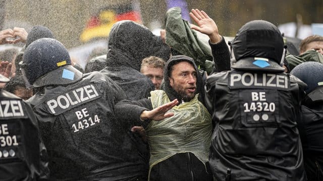 Demonstration gegen Corona-Einschränkungen Demonstration gegen Corona-Einschränkungen