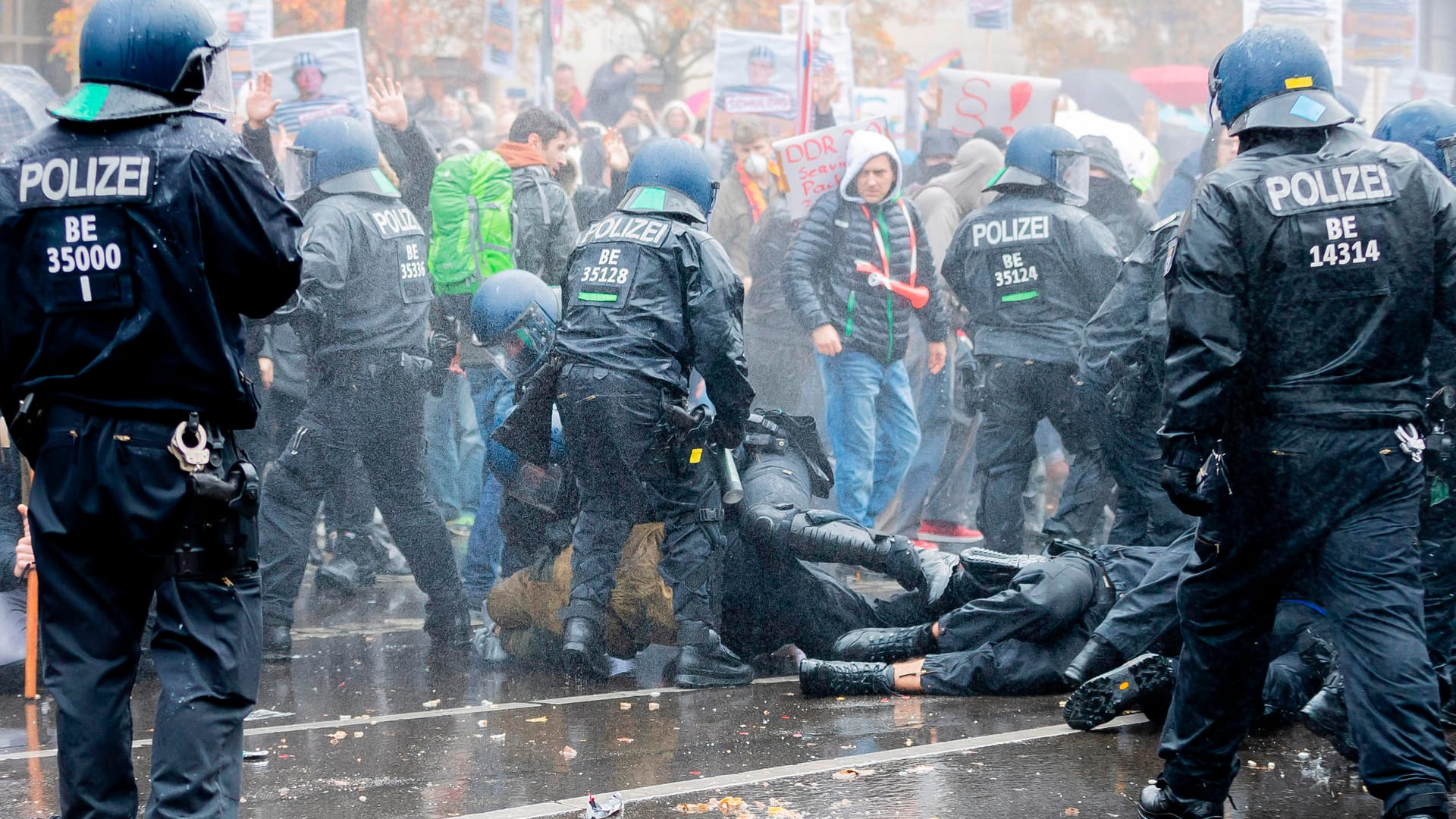 Corona-Demo in Berlin: Polizisten liefern sich handgreifliche Auseinandersetzungen mit Teilnehmern.