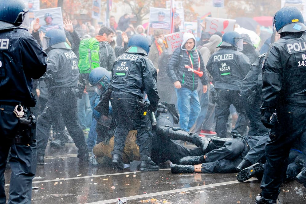 Corona-Demo in Berlin: Polizisten liefern sich handgreifliche Auseinandersetzungen mit Teilnehmern.