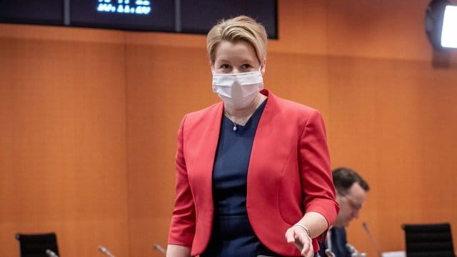 Familienministerin Franziska Giffey will dennoch an ihrer Kandidatur für den Berliner SPD-Landesvorsitz festhalten. Familienministerin Franziska Giffey will dennoch an ihrer Kandidatur für den Berliner SPD-Landesvorsitz festhalten.