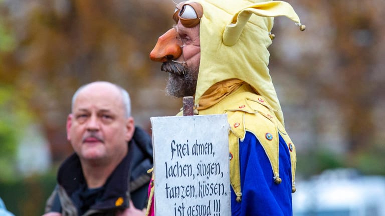 Corona-Demo in Berlin: Kreativer Protest, doch wenig inhaltliche Forderungen.