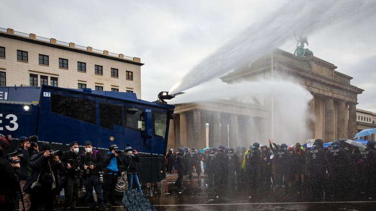 Wasserwerfer am Brandenburger Tor: Demonstranten wollten nicht gehen, die Polizei ließ es regnen.