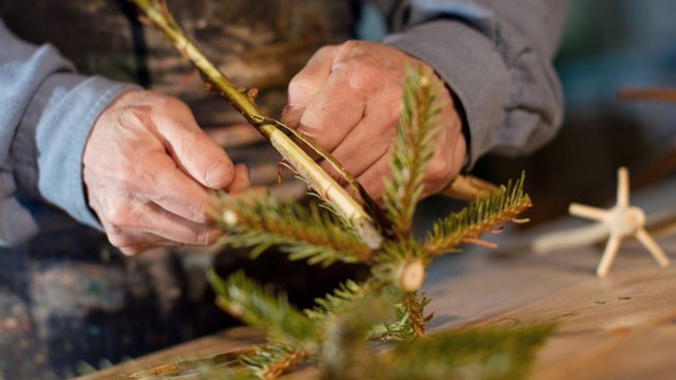 Schält man das Holz von der Spitze eines Christbaums ab, kann man aus dem Ast einen Quirl für die Küche herstellen.