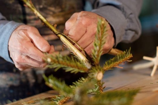 Schält man das Holz von der Spitze eines Christbaums ab, kann man aus dem Ast einen Quirl für die Küche herstellen.