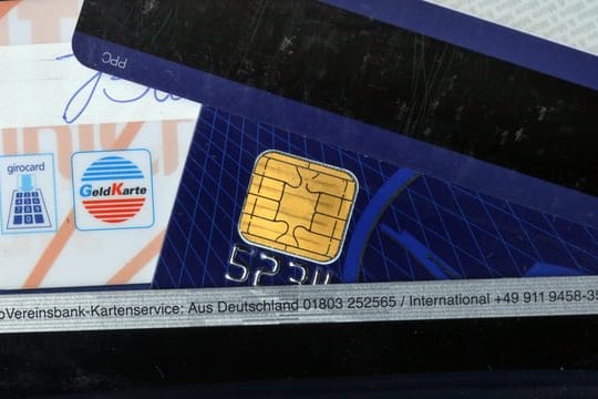Bank- und Kreditkarten mit Magnetstreifen bringt man besser nicht in die Nähe des im iPhone-12 verbauten Magneten.