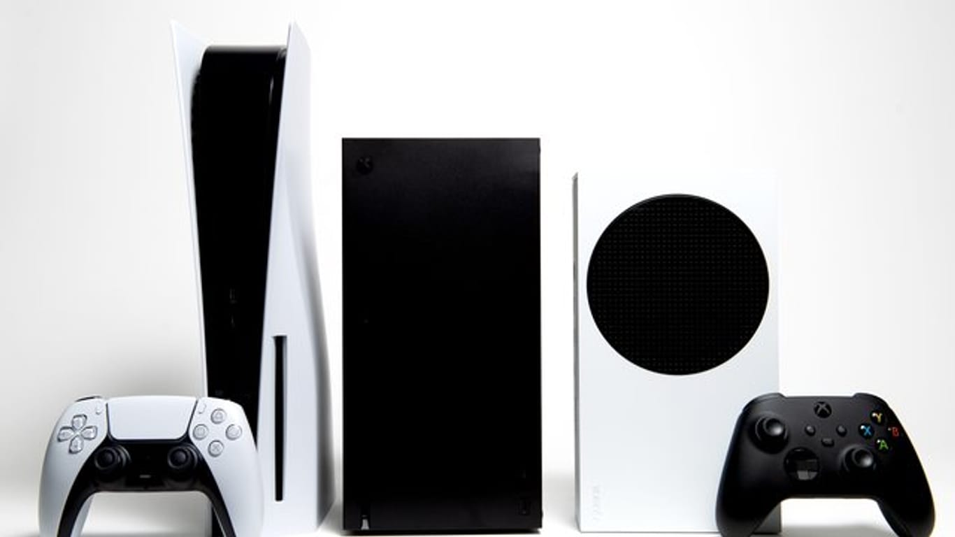 Generationen-Treffen: Die Spielkonsolen Xbox Series S und Series X von Microsoft und ganz links die Playstation 5 von Sony.