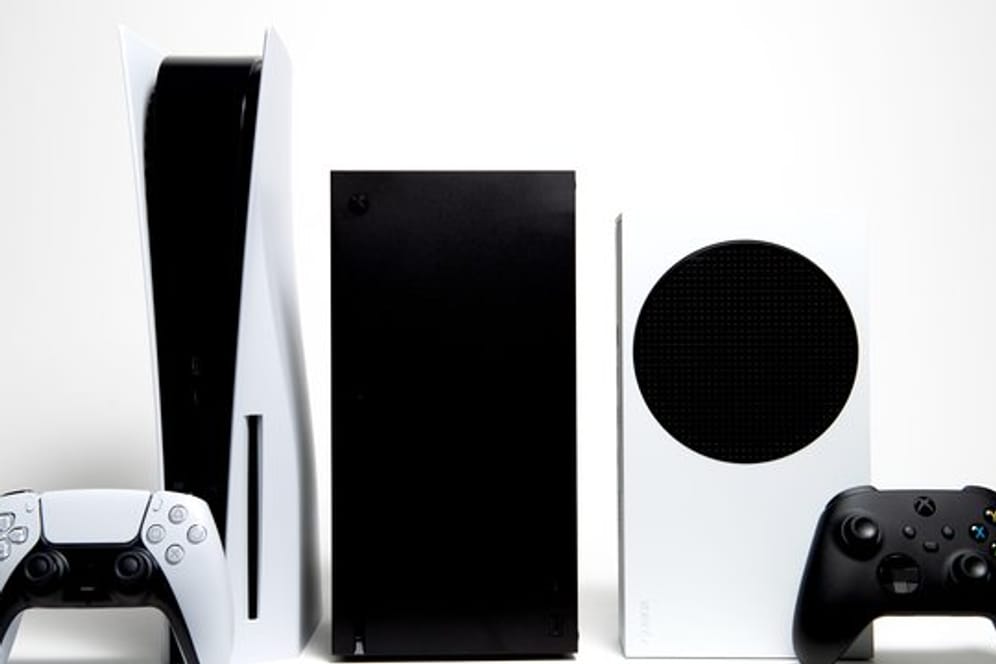 Generationen-Treffen: Die Spielkonsolen Xbox Series S und Series X von Microsoft und ganz links die Playstation 5 von Sony.