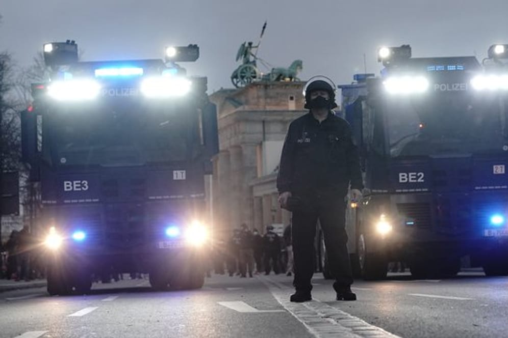 Wasserwerfer der Polizei stehen bei der Corona-Demo am Brandenburger Tor bereit.
