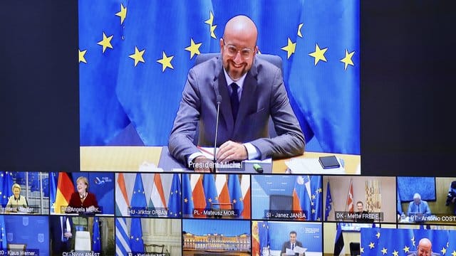Charles Michel (M, oben), Präsident des Europäischen Rates, spricht bei der Videokonferenz der EU-Staats- und Regierungschefs zum Thema Corona und Haushaltsstreit. Charles Michel (M, oben), Präsident des Europäischen Rates, spricht bei der Videokonferenz der EU-Staats- und Regierungschefs zum Thema Corona und Haushaltsstreit.