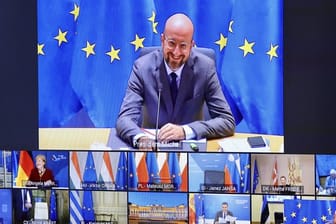 Charles Michel (M, oben), Präsident des Europäischen Rates, spricht bei der Videokonferenz der EU-Staats- und Regierungschefs zum Thema Corona und Haushaltsstreit.
