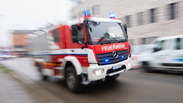 Ein Fahrzeug der Feuerwehr: Die Einsatzkräfte haben zwei Personen aus einem Haus gerettet.