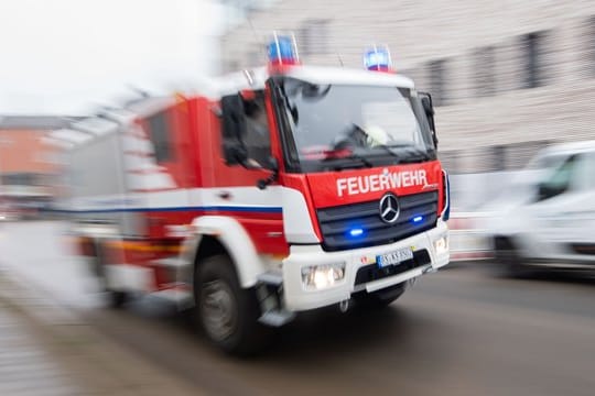 Ein Fahrzeug der Feuerwehr: Die Einsatzkräfte haben zwei Personen aus einem Haus gerettet.