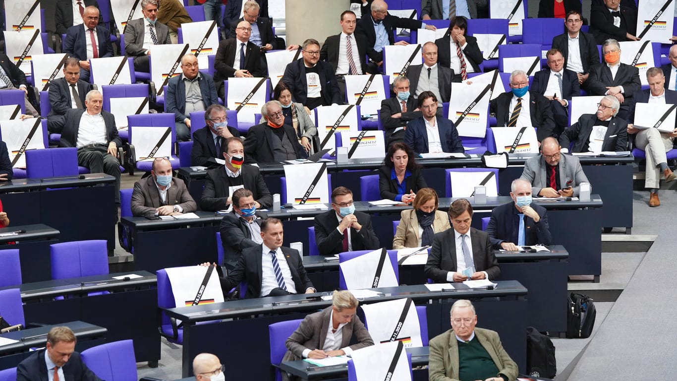 Unerlaubte Plakataktion: So hat die AfD-Fraktion im Bundestag die Debatte zum Infektionsschutzgesetz gestört.