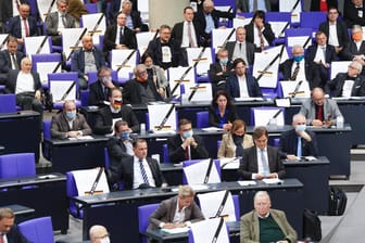 Unerlaubte Plakataktion: So hat die AfD-Fraktion im Bundestag die Debatte zum Infektionsschutzgesetz gestört.