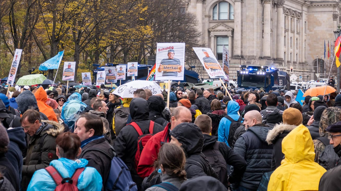 Demonstration gegen die Corona-Maßnahmen der Bundesregierung: In Berlin hatten am Mittwoch erneut Tausende Menschen demonstriert.