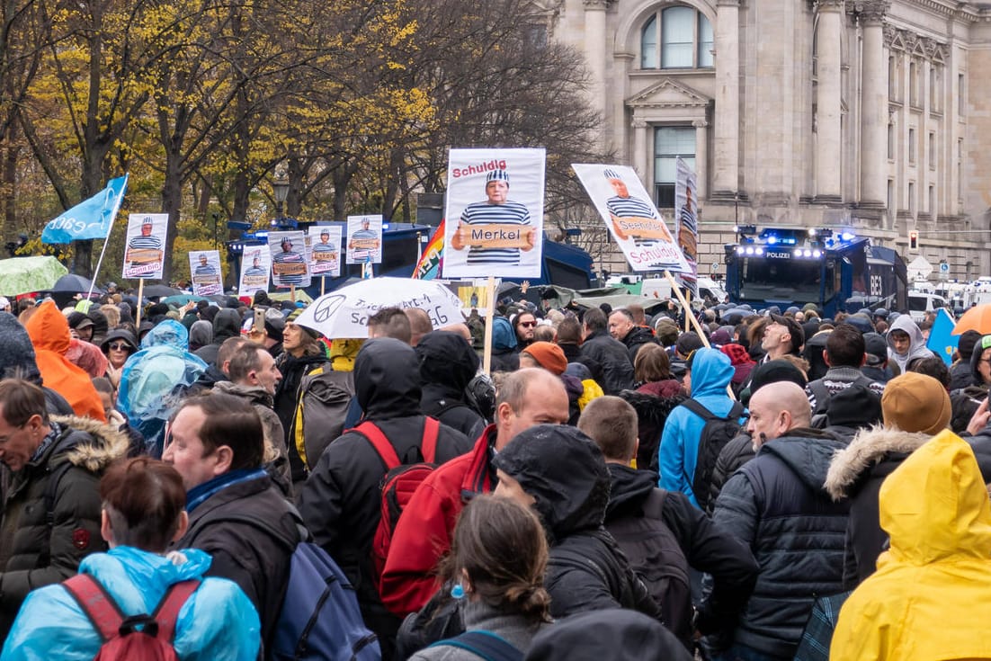 Demonstration gegen die Corona-Maßnahmen der Bundesregierung: In Berlin hatten am Mittwoch erneut Tausende Menschen demonstriert.