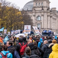 Demonstration gegen die Corona-Maßnahmen der Bundesregierung: In Berlin hatten am Mittwoch erneut Tausende Menschen demonstriert.
