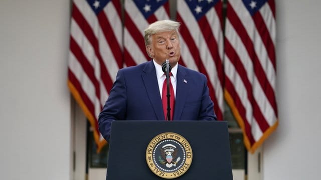 US-Präsident Donald Trump spricht im Rosengarten des Weißen Hauses. US-Präsident Donald Trump spricht im Rosengarten des Weißen Hauses.
