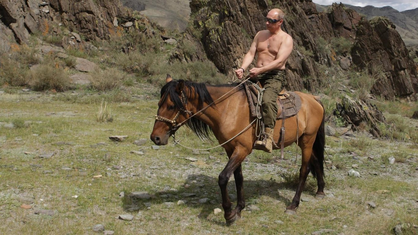 Wladimir Putin mit nacktem Oberkörper auf einem Pferd reitend: Dieses Foto entstand im Jahr 2009.