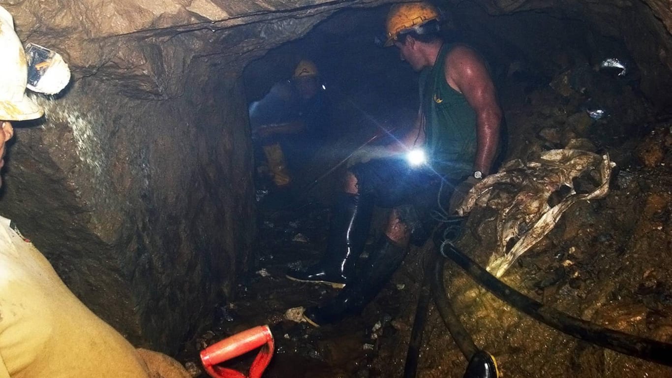 Arbeiter in einer illegalen Goldmine in Ecuador: Immer wieder kommt es in solchen Anlagen zu schweren Unglücken. (Symbolfoto)